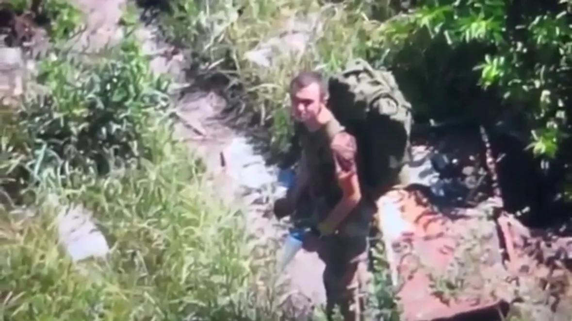 死亡对视。这名年轻强壮的俄罗斯士兵被无人机盯死，他没有逃跑，没有反抗，自知已经