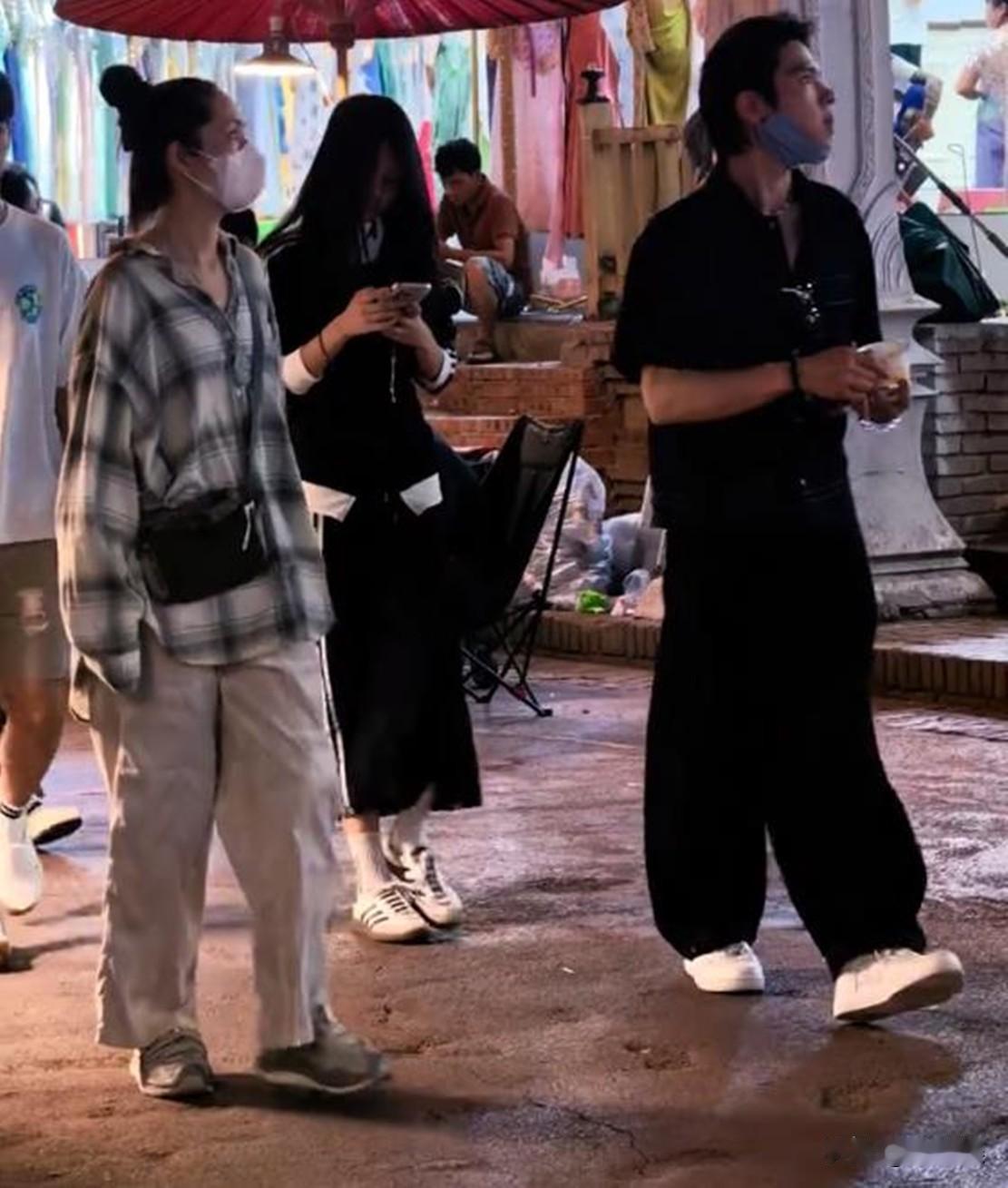 向佐与郭碧婷去旅游啦！6月25日，有网友在云南偶遇了向佐和郭碧婷，不仅是他们