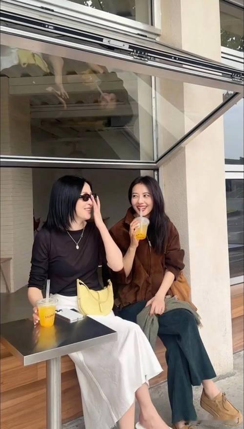 高圆圆出片全靠闺蜜，神仙友情太好嗑近日，高圆圆一组美照惊艳众人，原来背后有闺