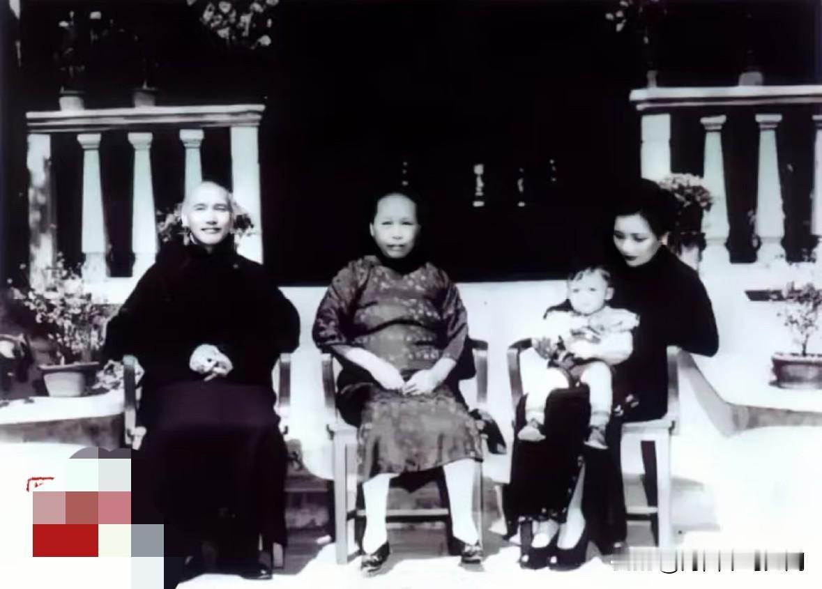 这是蒋介石唯一一张与两任妻子的合影照片。拍摄于1937年，当时蒋介石和宋美龄老家