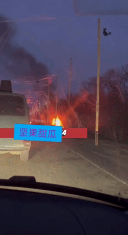 俄军无人机火烧渔网阵。在哈尔科夫州楚古耶夫附近地区，有乌军开车在田野路行进，突然