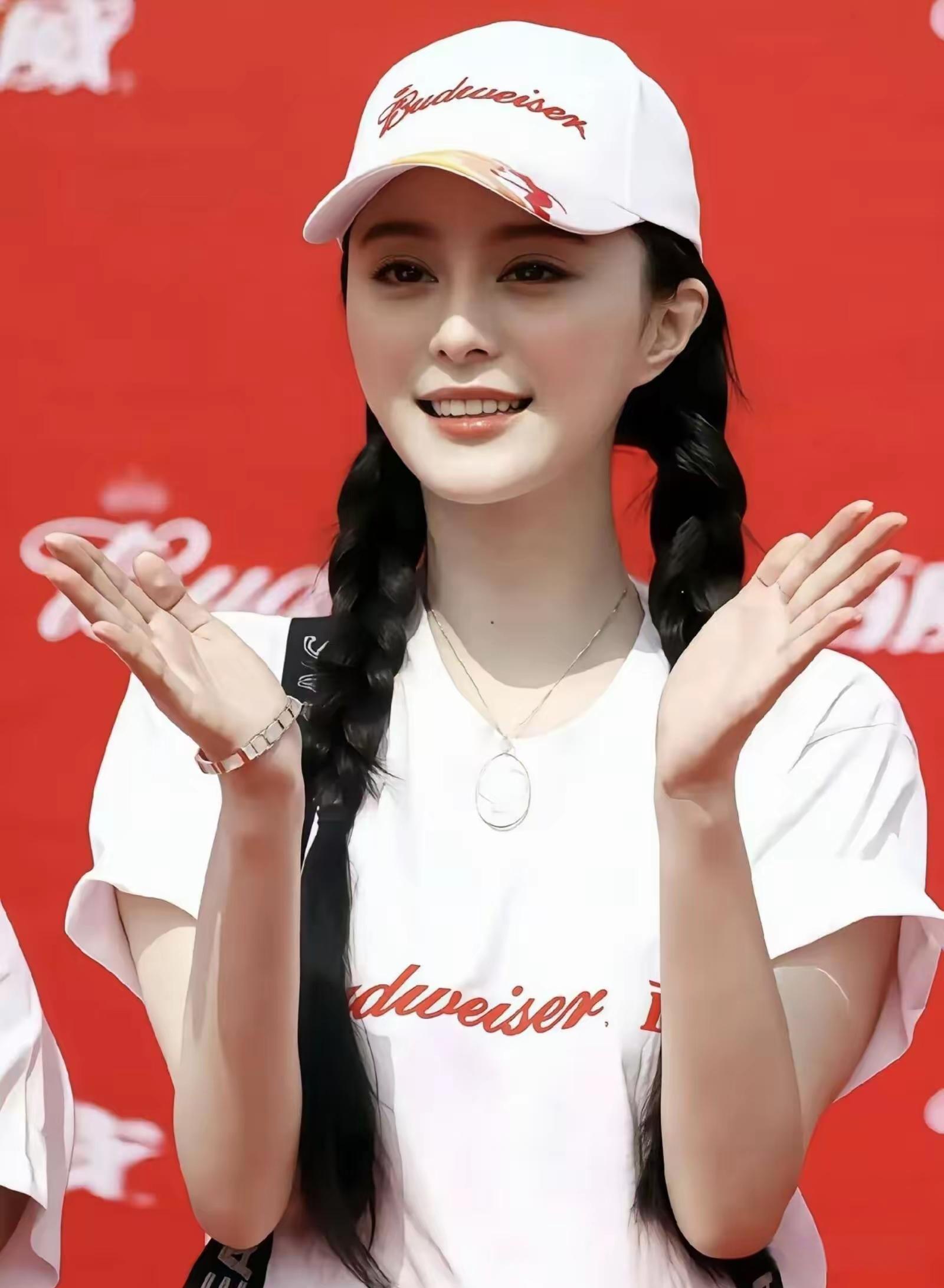 她的身材高挑而修长，五官精致柔美，皮肤白皙水灵，是很漂亮，比刘亦菲的五官耐看，不