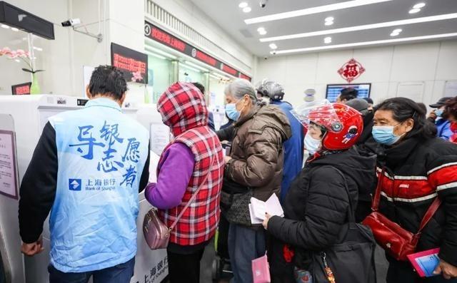我们正在见证一场社保史上的“绝版奇迹”！人社部的通知写得明白，2025年退休人员
