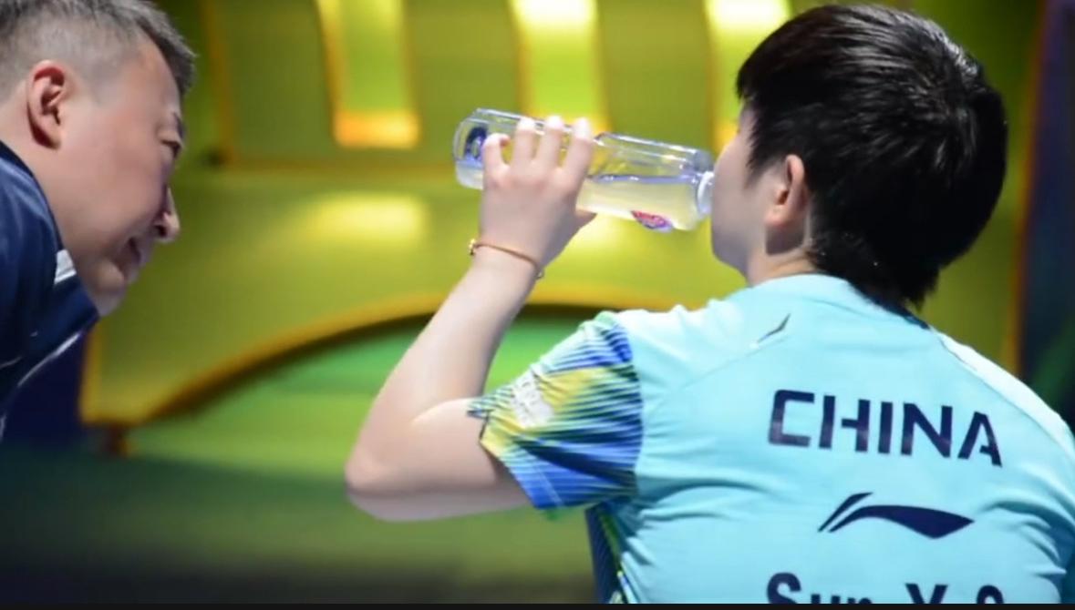 这发生在43秒间的7张现场照片片段，让我们真正理解了孙颖莎每一个冠军背后，那山呼