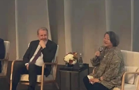 洪晃掌舵爱马仕深圳展，全英文主持，气场不减当年，这是陈导一生最怕的女人吧！