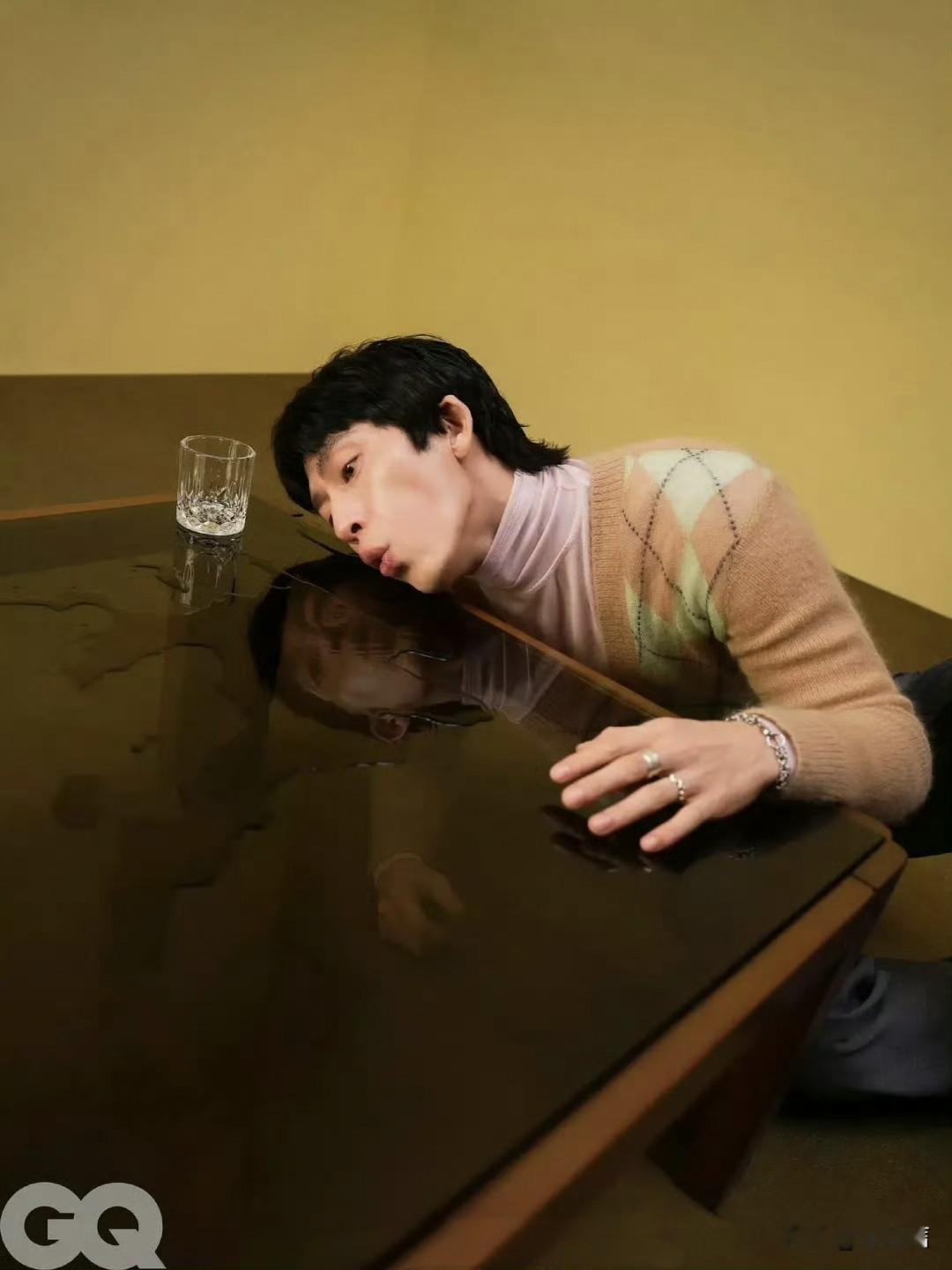 知道的是在拍杂志，不知道的还以为在演脑瘫患者……前有李庚希，后有井柏然，时尚界的审美已经衍变成追求智