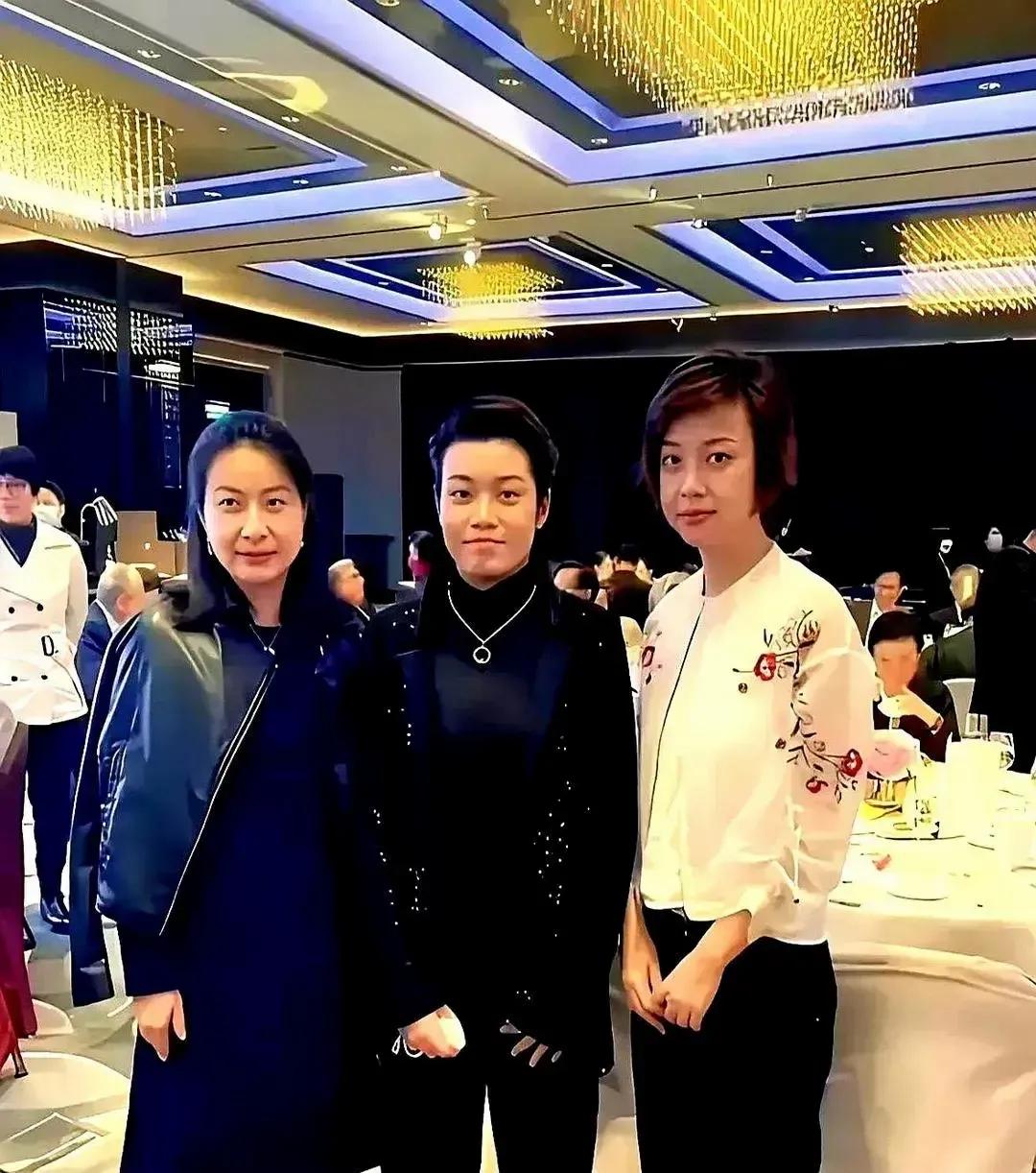 郭晶晶张怡宁主动靠边站!C位大佬竟是她,实力比名气更重要最近一张合影引发热议