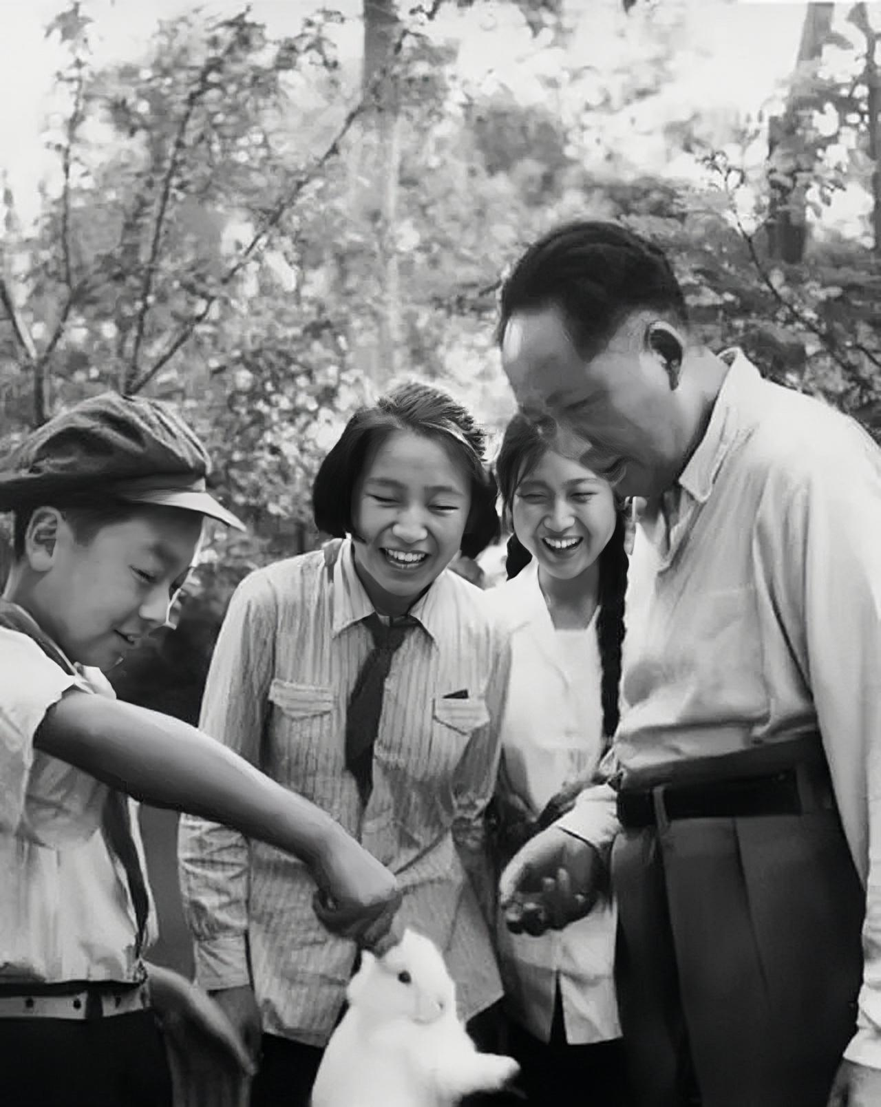 1951年，9岁的李讷和13岁的李敏发生了一个争论，“蒋介石到底是不是中国人？”