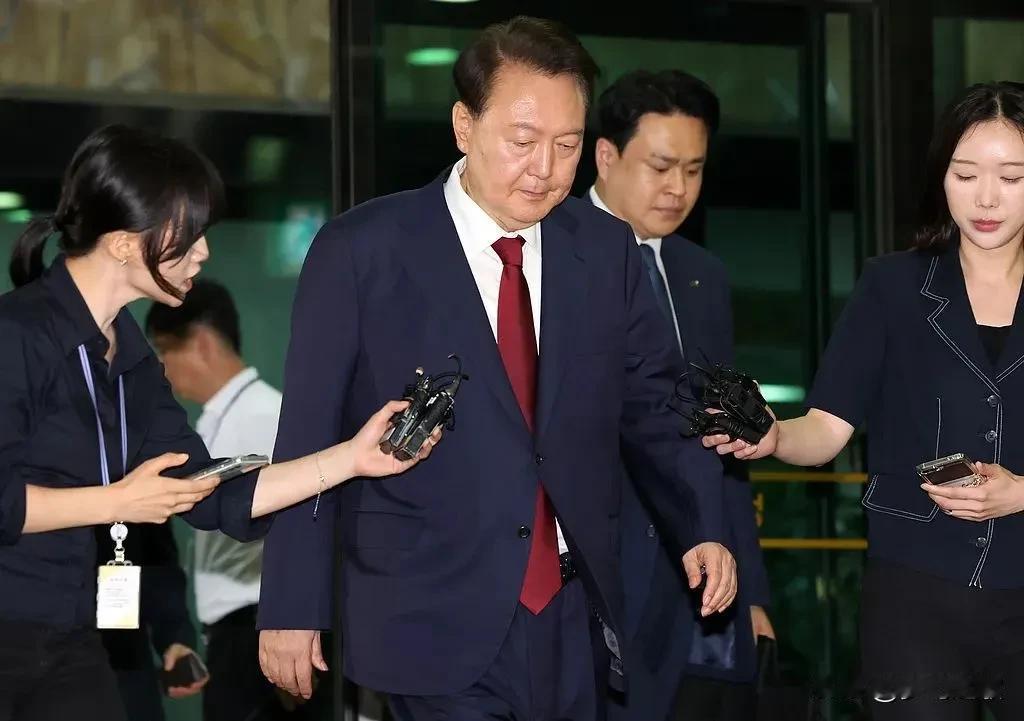 尹锡悦再创历史，韩国当第一人真是太危险了韩国第一人如果想安稳退休真的太不容易了