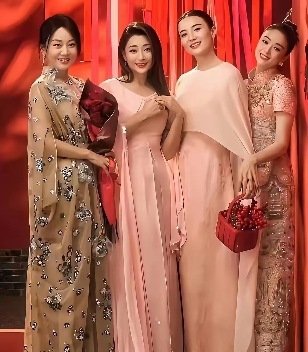 这是2025蛇年春晚歌曲《假如》的后台/定妆合照，四位实力派女演员：闫妮、殷桃、宋佳、蒋欣同台，很多