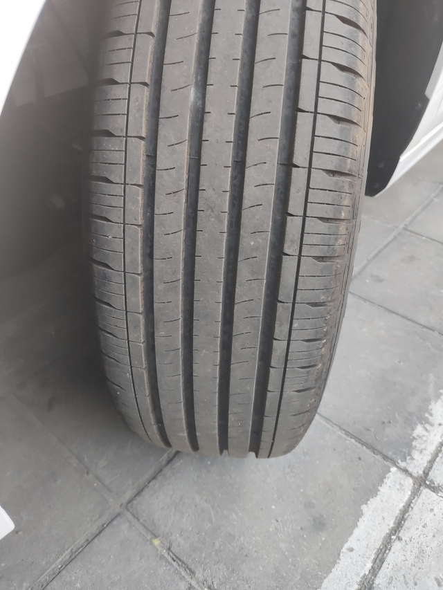 比亚迪秦轮胎大家998的轮胎有内外装反的吗，我一个轮胎貌似装反了，但4儿子店说