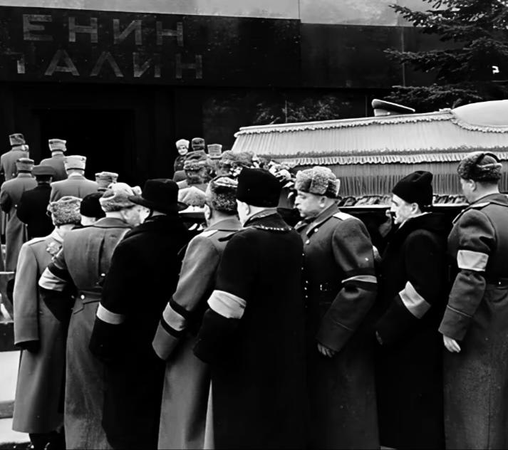 1941年，斯大林大儿二战被德国兵抓，纳粹头子想换元帅，斯大林拒绝，儿子挂了。