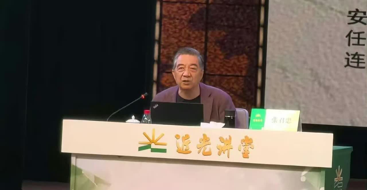 给大家看一眼局座张召忠的近照吧！头发已经变白了，脸上的皱纹也深了些。我说句玩笑话