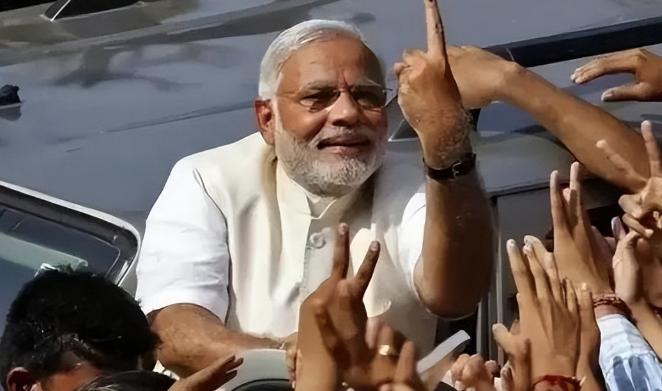 三星这回在印度是真栽了，作为家电手机巨头在印度市场一边被工人两度罢工硬刚被迫涨薪