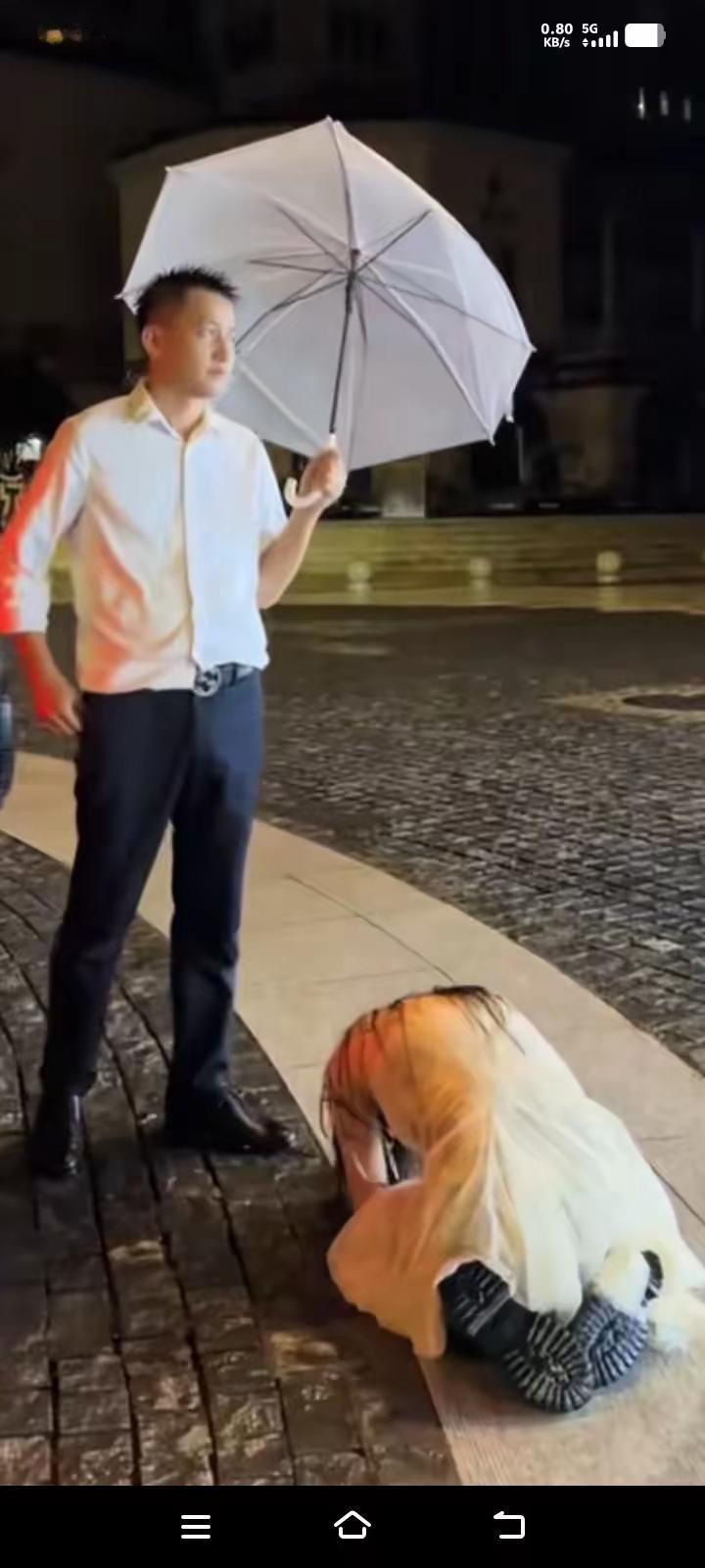 活该！出轨的下场，妻子出轨被丈夫发现，丈夫不吵不闹提出离婚，妻子雨中跪求丈夫在给