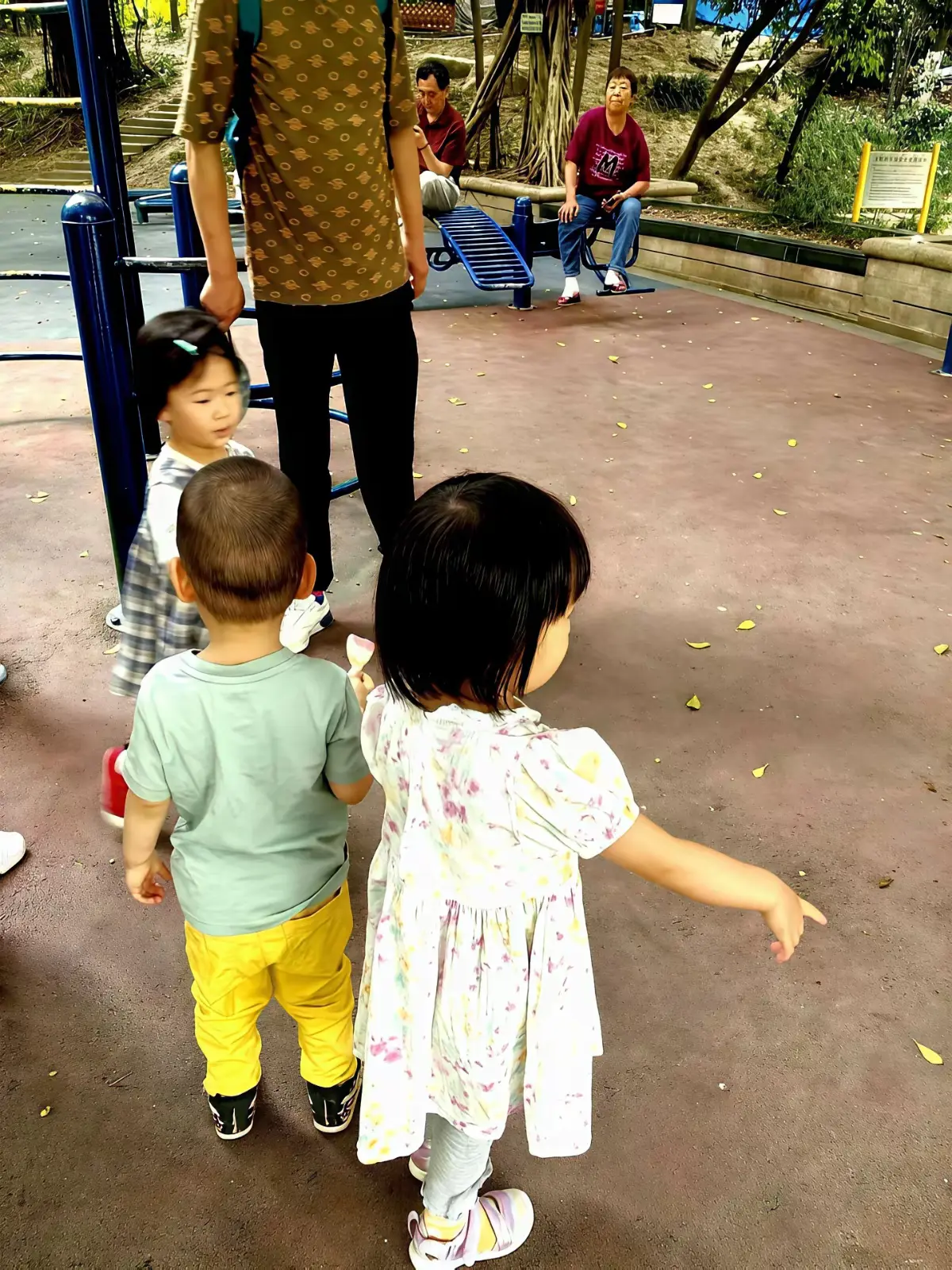 小区一位带孩子的父亲，儿子都两岁半了，还没吃过盐、酱油，总之除了姜和葱，没吃过任