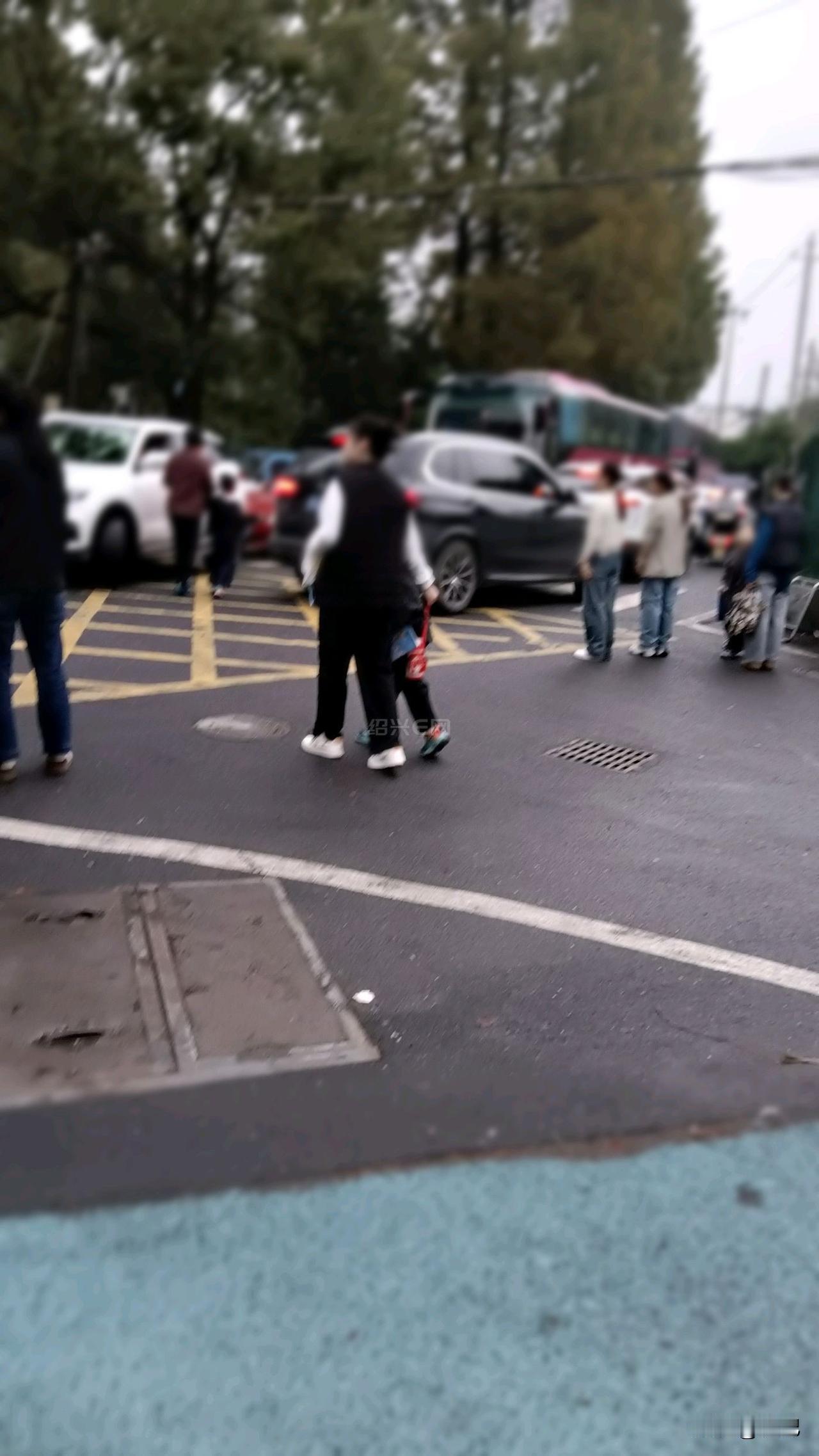 “这车还是别开了吧！”早上开车送孩子上学，看孩子进学校后，我正准备调头离去，