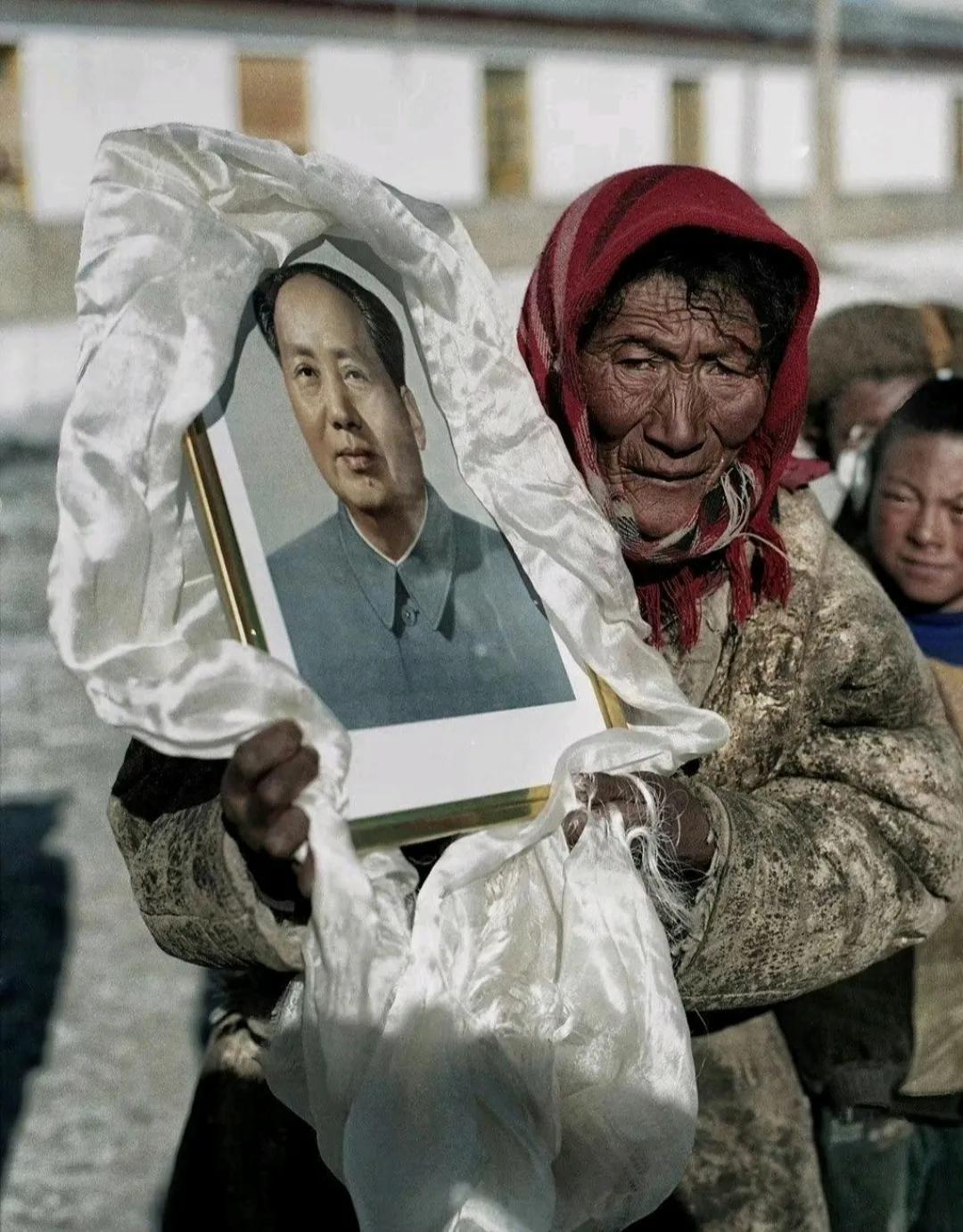 60年过去，毛主席依旧深受西藏人民爱戴。有一回有一个藏族老乡家里着火了，消防