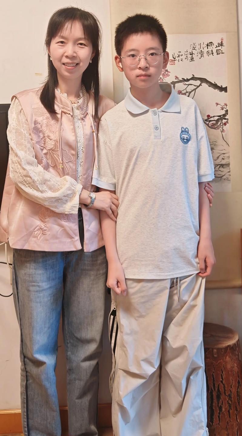 小男孩因为腿有问题，需要拄拐上学，这天放学他的拐杖被同学折断，他放学以后走不了，