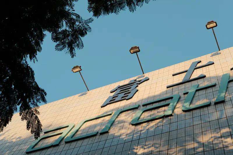 朋友的家人在富士康上班，那年他投了20万买入10000股，买入后就一路下跌，套了