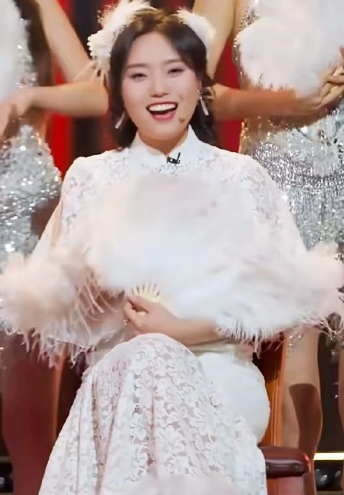 原来到处是贾玲，现在到处是李雪琴我觉着吧，李雪琴是娱乐圈大佬新扶植的接班贾玲的