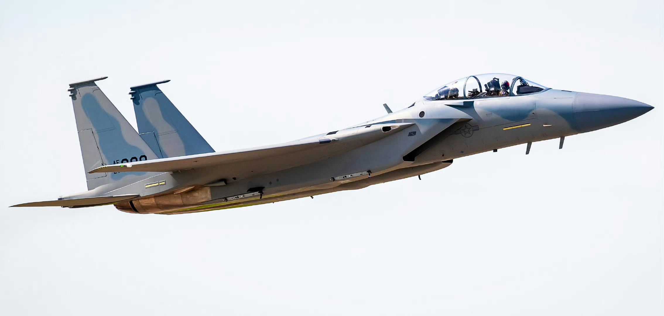 美国空军最新的一架F-15EX刚刚交付。F-15EX是一款双发双座重型四代半战斗