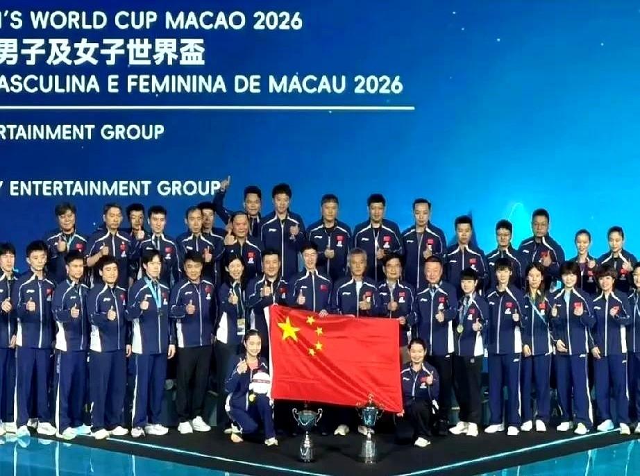 有些集体照，看半天都不知道谁是主角，谁赢了，一整个模糊。但你看2024年世界