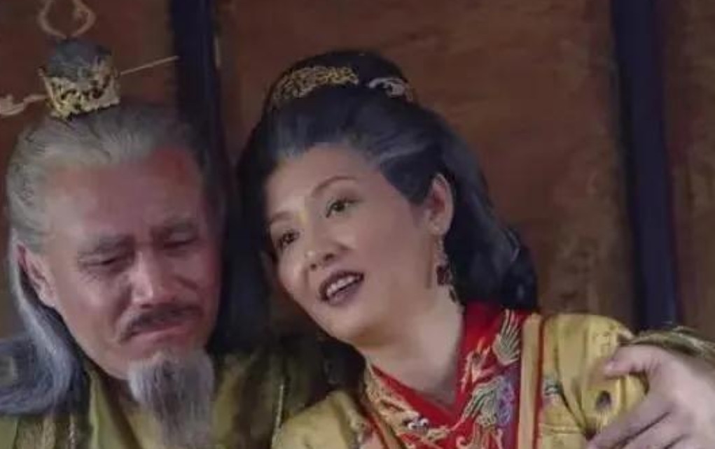 朱元璋深知徐达能力超群，生怕他造反，天天找杀他的理由，看到他住处简陋不堪，便要把