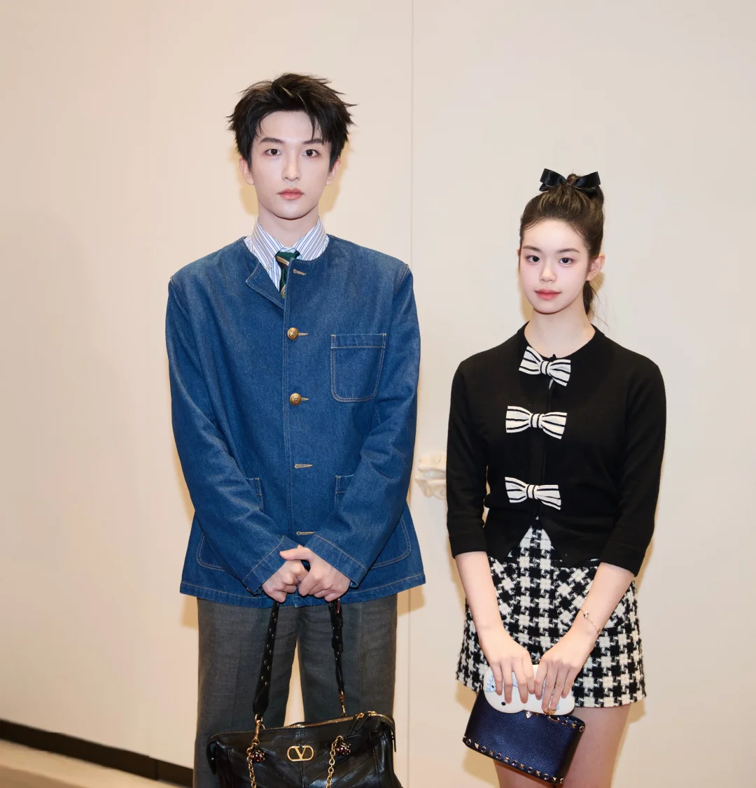 来深圳华伦天奴见黄子弘凡了，哥哥人气真不是一般高啊（P5、P6），还和...
