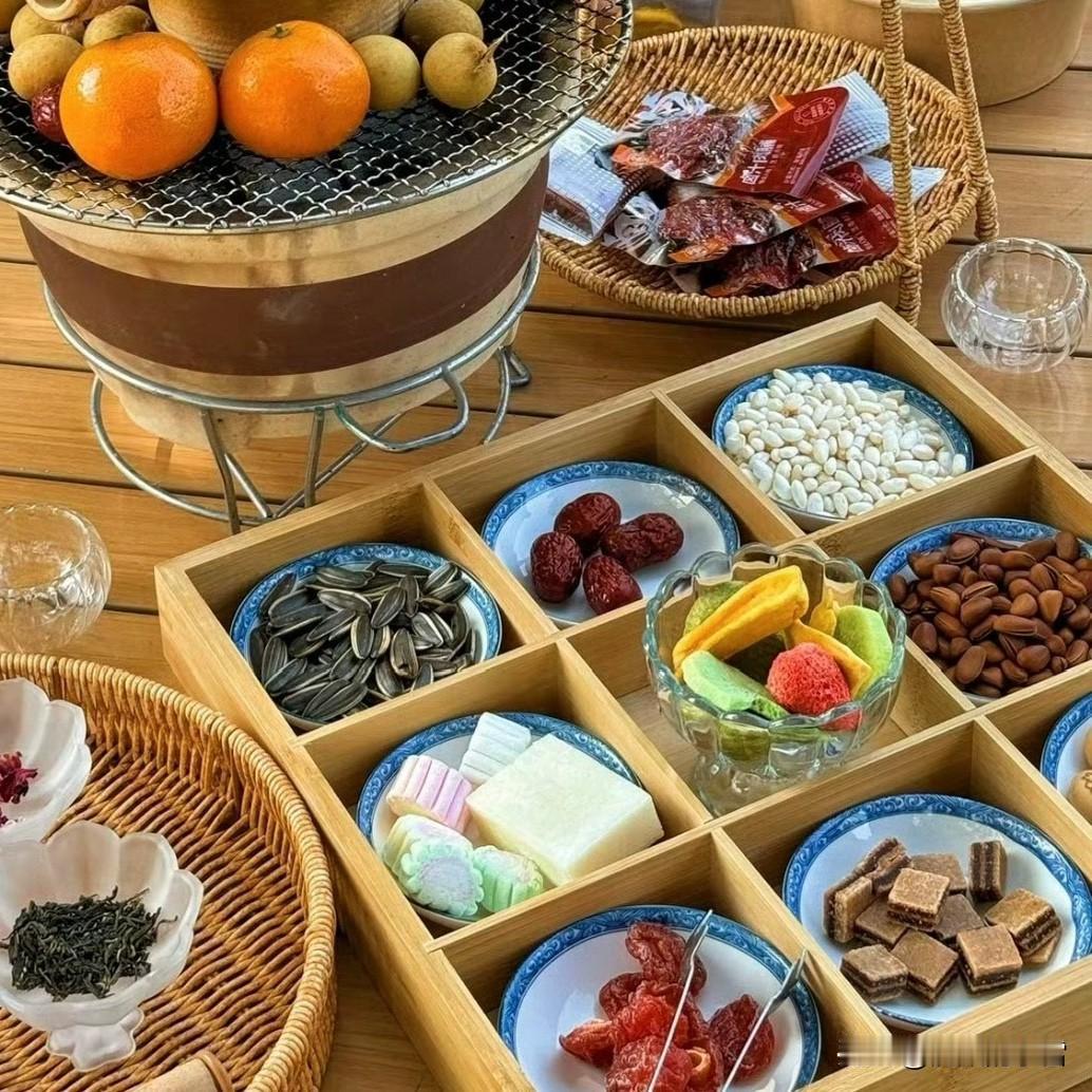 今日的家常小聚，是围炉上咕嘟的热茶，是烤得暖乎乎的年糕和栗子，还有满桌的干果、水