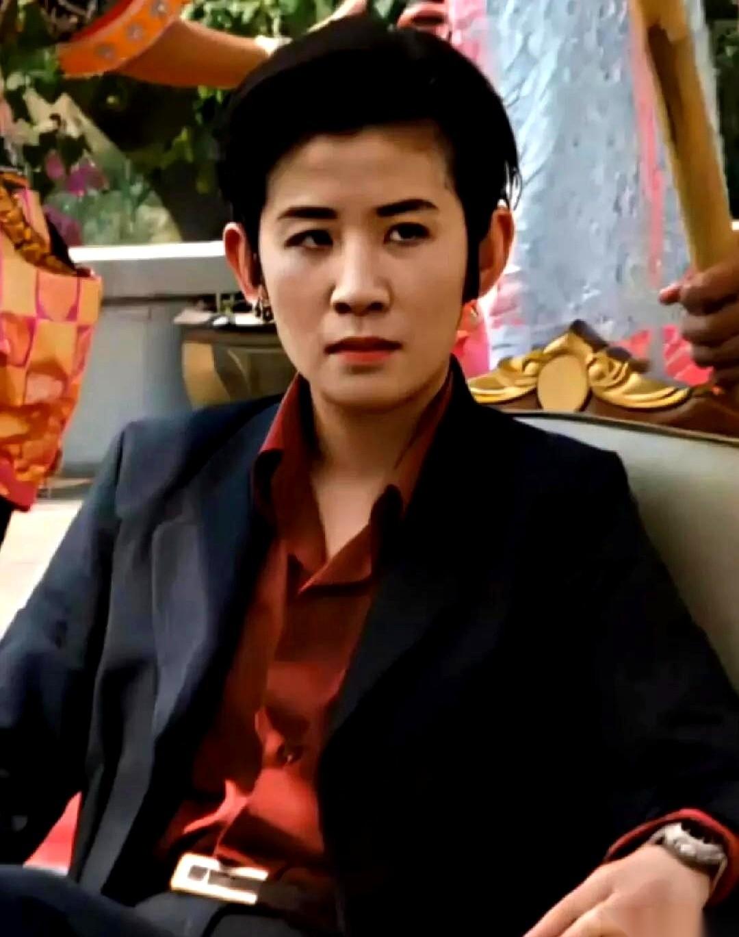 “娱乐圈有个集邮女，四大天王她睡了仨。”就这么一句话。从吴君如嘴里说出来，对