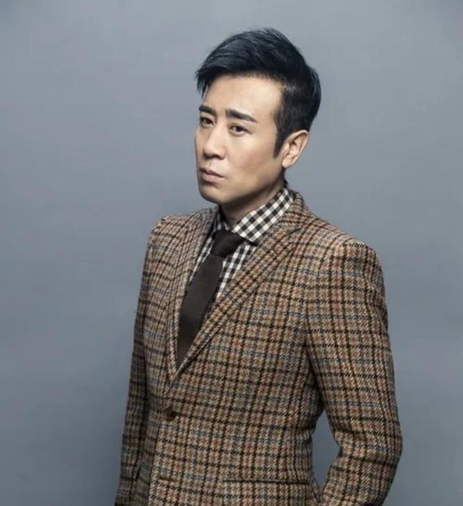 别再相信“上镜胖十斤”的鬼话了。毛阿敏见到于和伟第一眼，脱口而出：“你比电视上