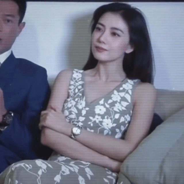 年轻时候的高圆圆太标致了鼻子是鼻子眼睛是眼…..