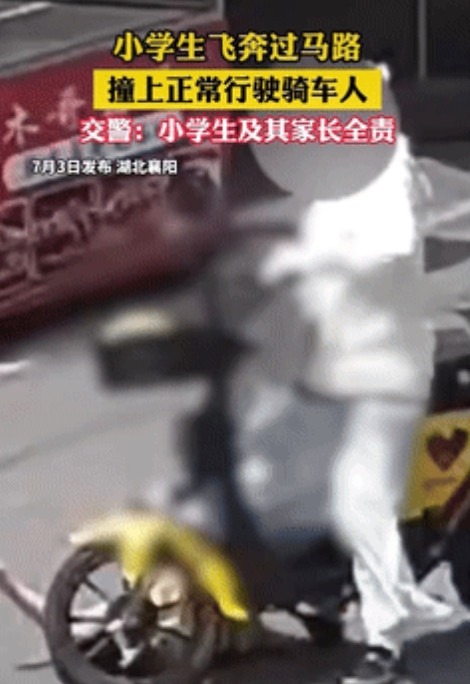 “害人害己！”湖北，一老人带着男孩在路边走着，突然男孩不看路直接横穿马路，就在这