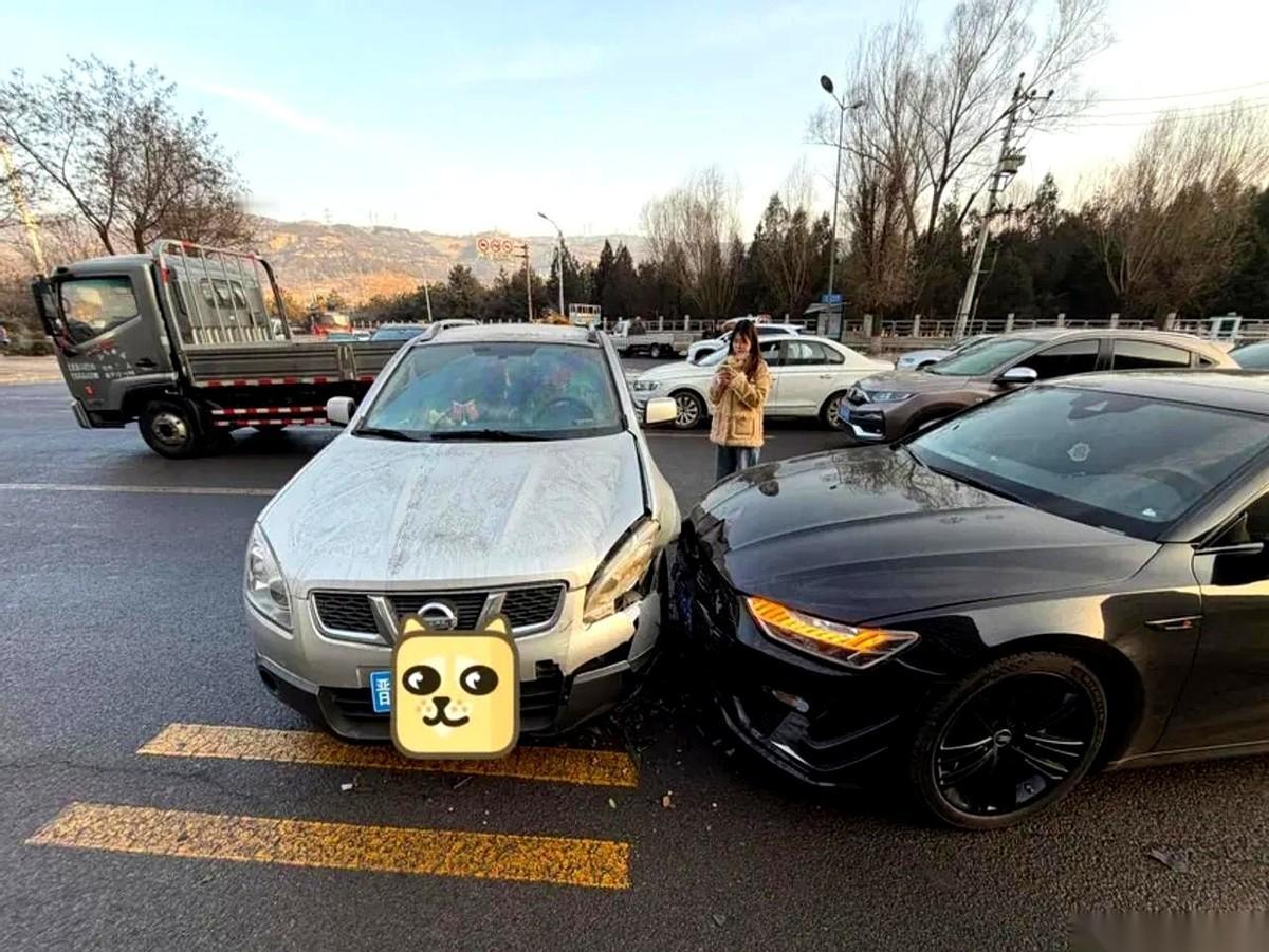 人呢？撞完车，人没了。真的，就这么在我眼皮子底下，在交警队里，直接人间蒸发了。