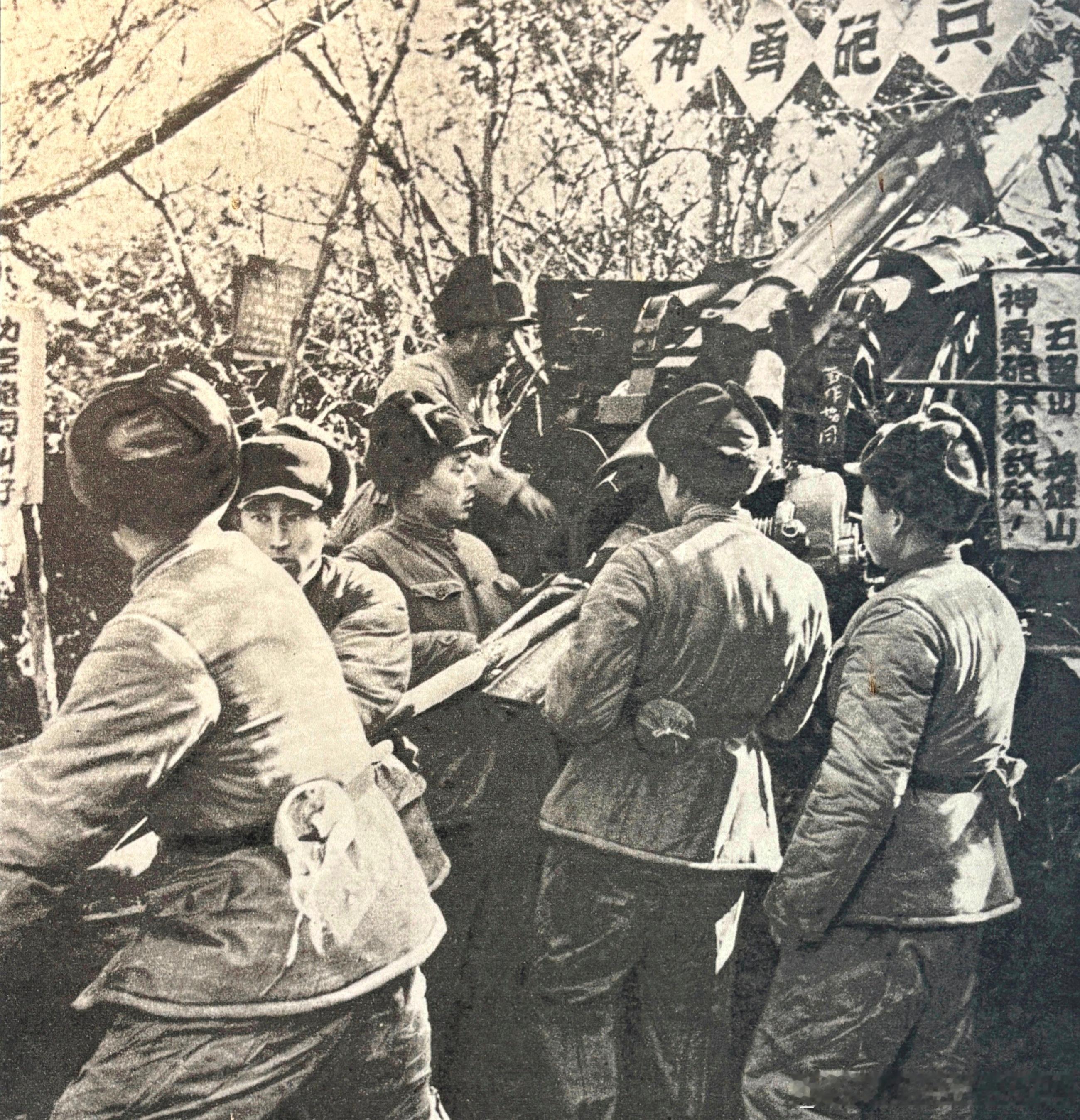 1952年10月上甘岭前线志愿军某部炮兵5连6班正在猛烈轰击敌军。该班曾以23发