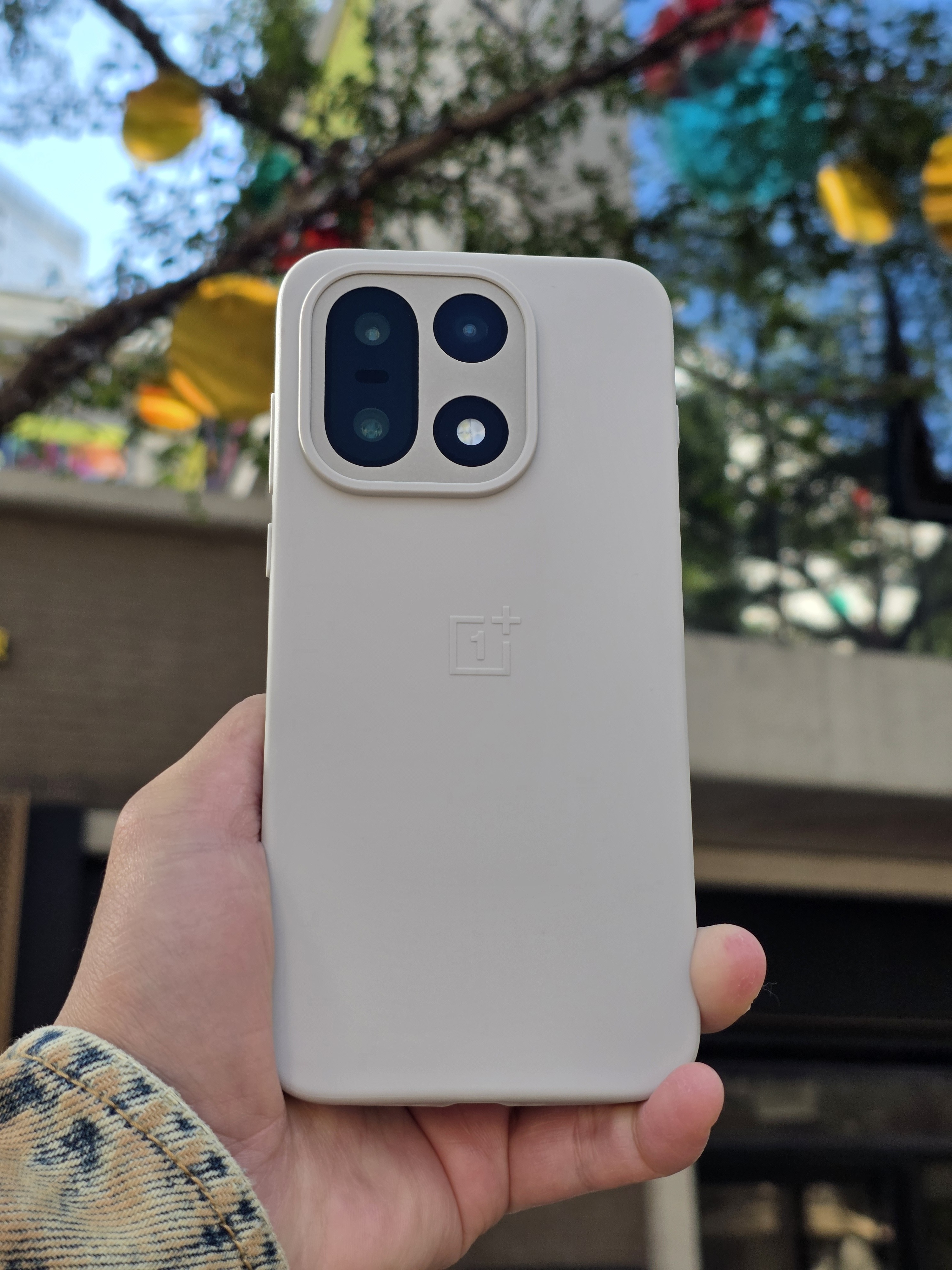 一加15这个原厂包装里自带的手机壳也挺不错的，和机身一样的灰白色，质感和颜值都很