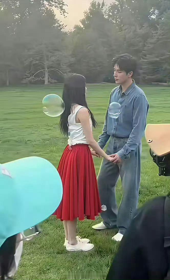 现在的短剧都这样了，女主衣服后面都是夹子，这得多瘦呀