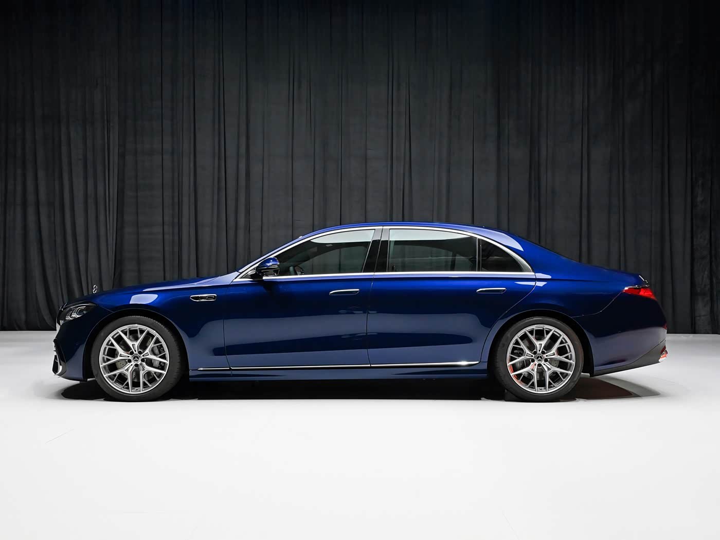 新车中期改款奔驰S级，深蓝色放在很多豪华车上都非常有味道，但这个内饰颜色不太行，