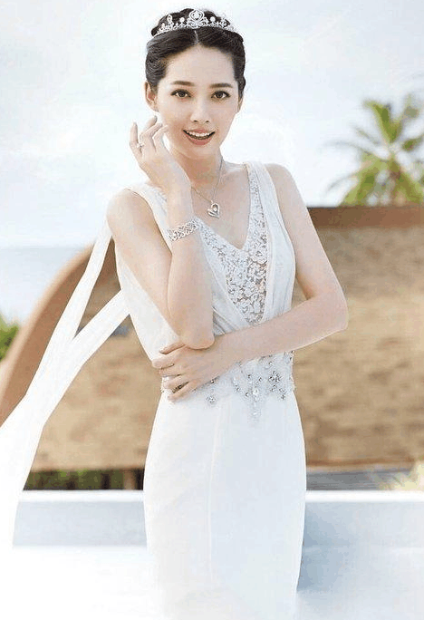 女星最美婚纱照大pk, 郭碧婷甜美可人, 刘诗诗高贵, 却不及她的这个小