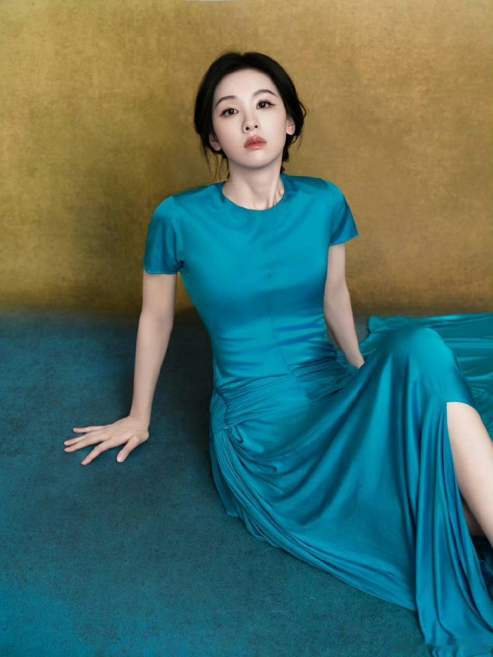 陈都灵幽蓝长裙长得漂亮个子高就是好，这么丑的裙子都穿的这么好看