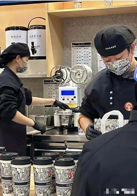 闺蜜开了家奶茶店，招了一对情侣，男的做调茶师，女的当收银员。男的工资6000元，