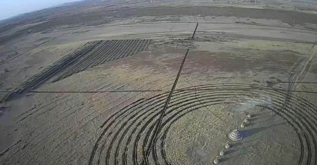 就凭这两张照片，中方就敢告诉白宫：任何战争美国都别想赢！十月的塔克拉玛干沙漠，风