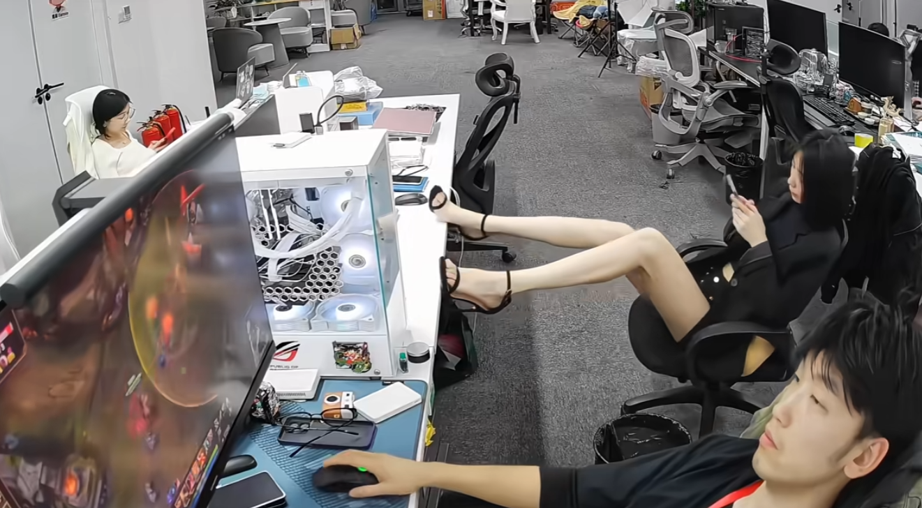 这哥们是正常人我也上过网旁边也有美女脚丫子是臭的