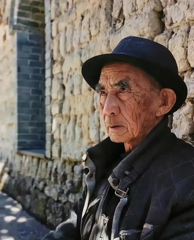 很多人拍人像时，第一反应是换镜头、开大光圈、找滤镜。可真正让照片显得生硬的，往往