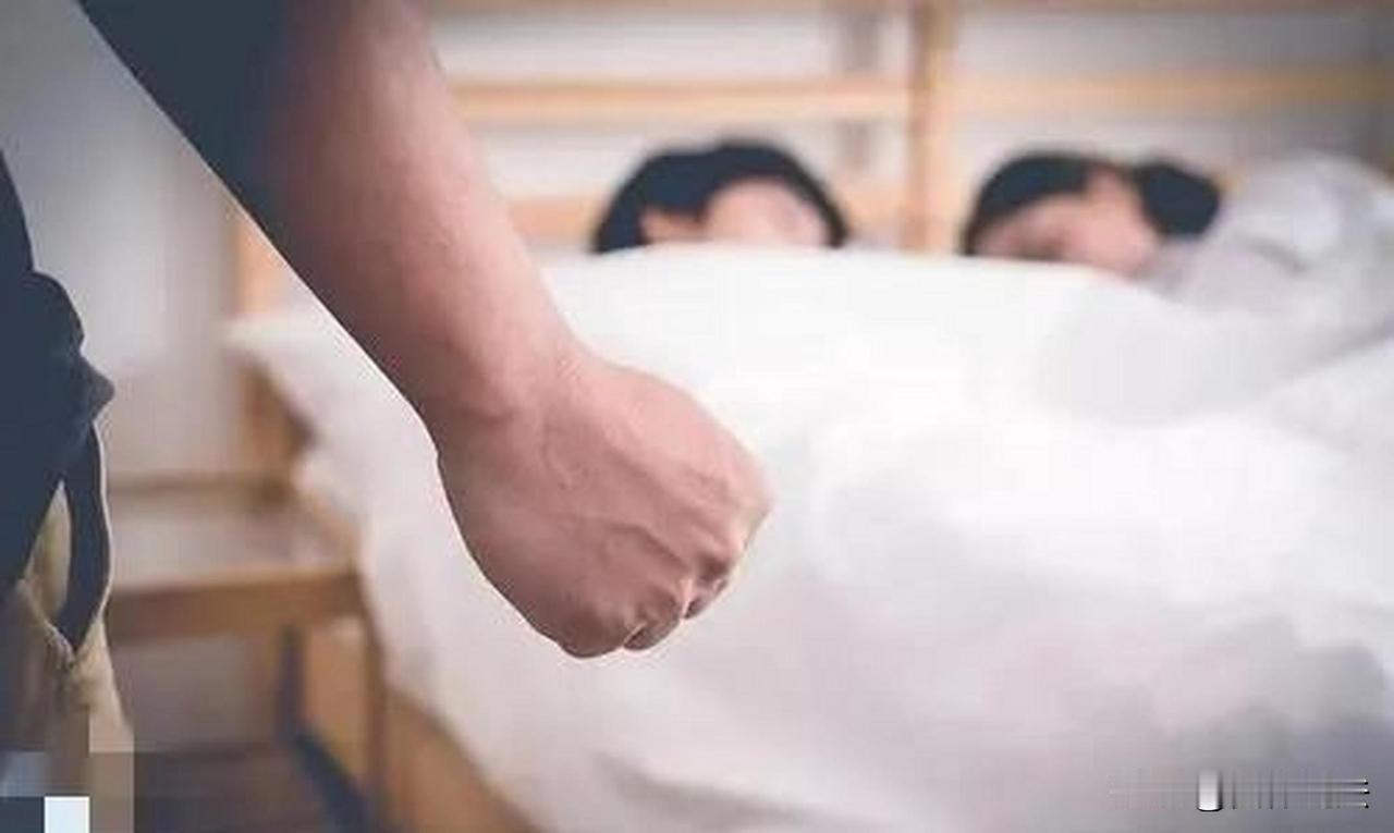 云南云溪，体重206斤的小伙意外撞见舅妈偷情，情绪激动之下，殴打、掐脖子，甚至持