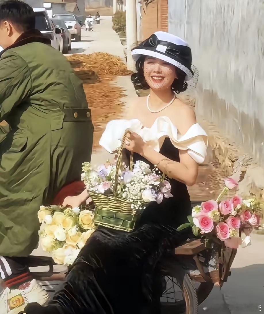 情人节当天程莉莎和郭晓东在村里玩嗨了程莉莎穿着华丽的晚礼服，戴着精致的珍珠项链，