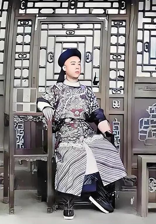 1908年，28岁的他确定皇位肯定会到手，他隆重的换上王服，站在宫门口等待继承皇
