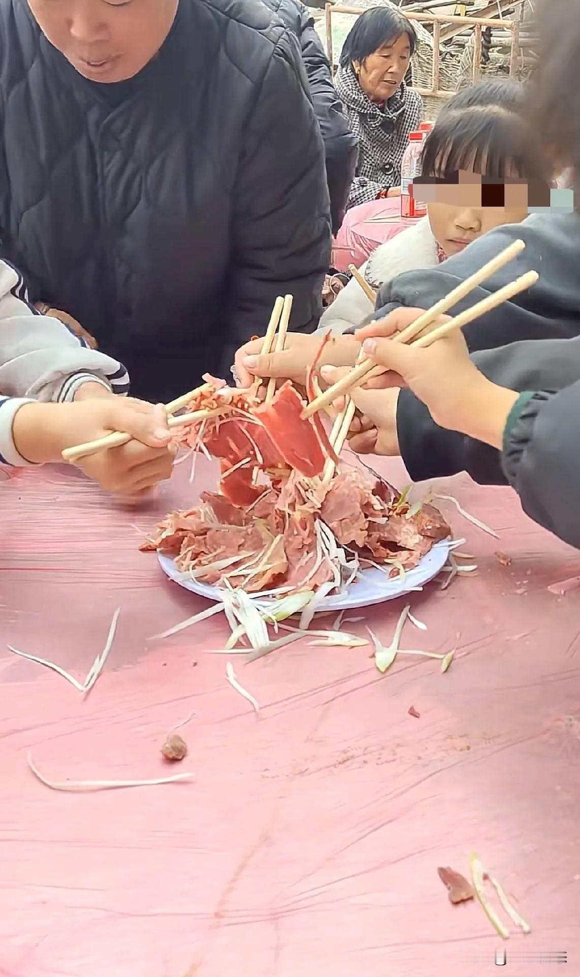 湖北黄冈红安县一位农村老人去世，开席刚上的第一道菜，不到一分钟，菜就被抢着吃完了