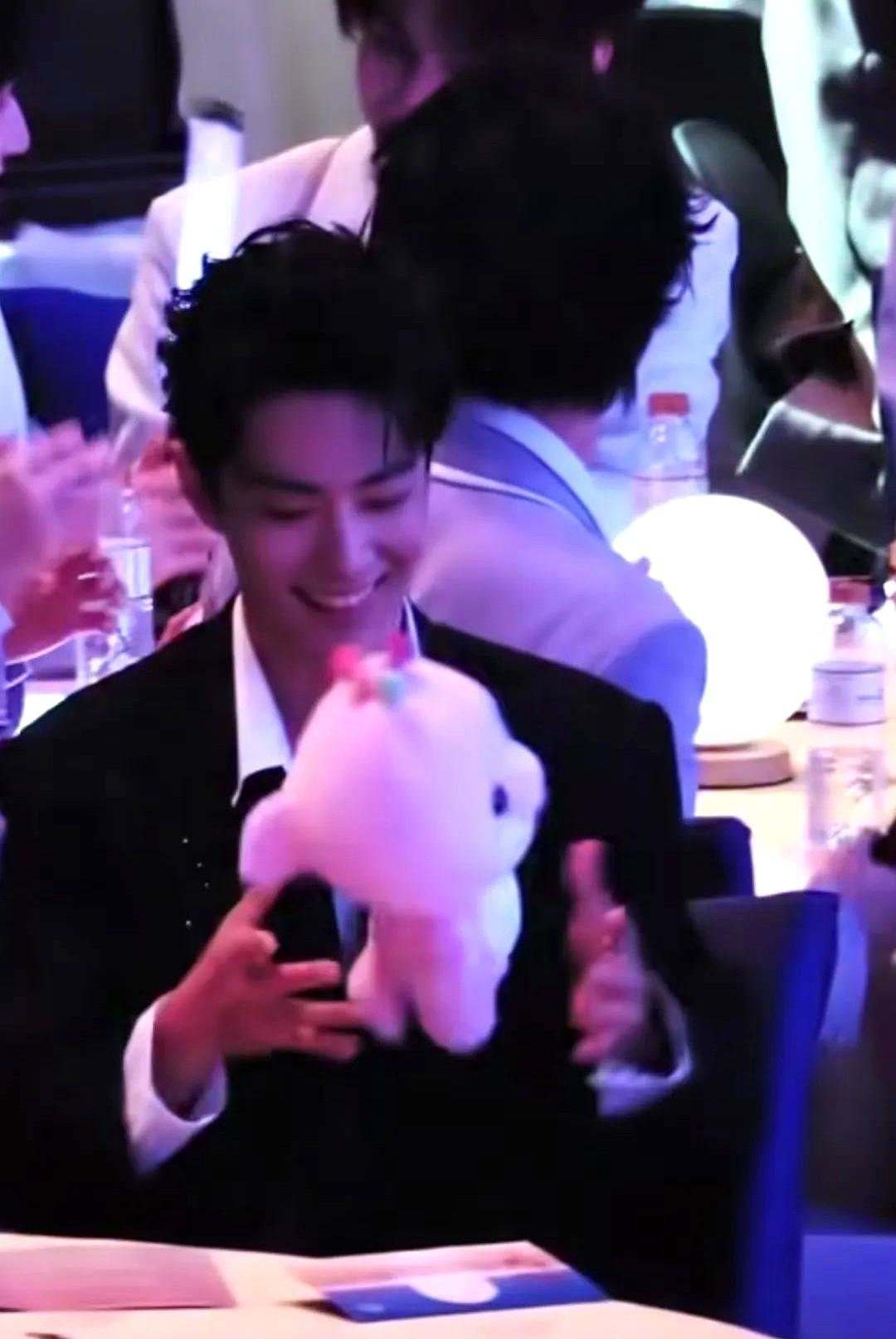 文章标题：只顾着看肖战一脸笑的文章内容：【信息整合报告】核心事件：文